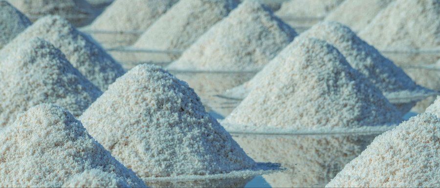 Sun-dried salt piles on an evaporation pond in Türkiye's Lake Tuz region